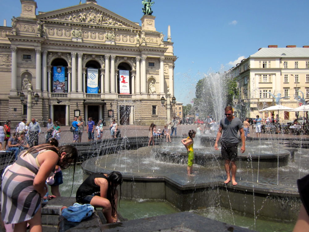 Travel Lviv: Opera House + Fountain in Lviv