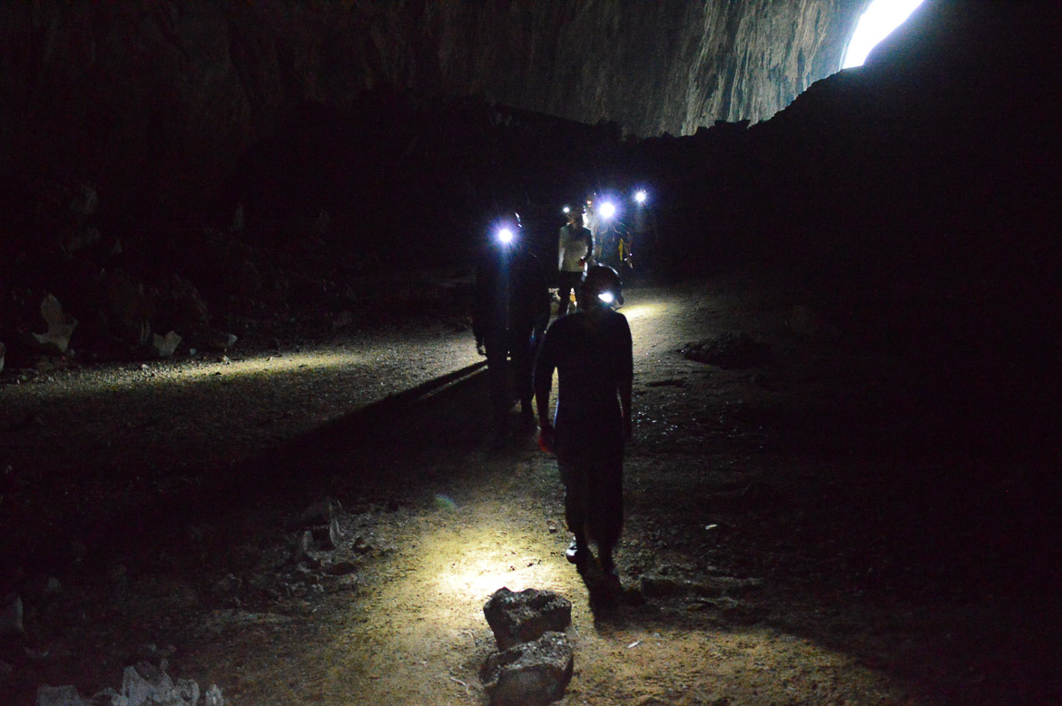 Hang En Cave Phong Nha Travel - trekking in darkness
