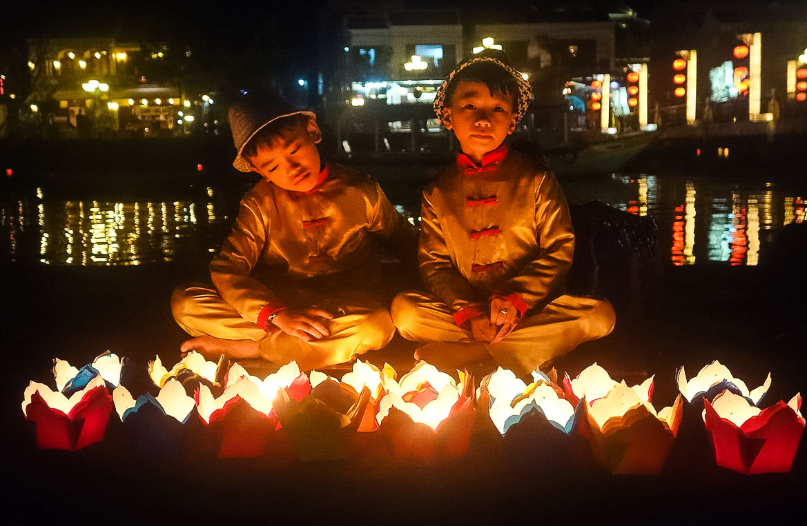 Hoi An Travel Guide Itinerary - boys with lanterns